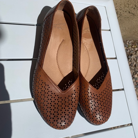 Dansko brown perforated leather flats size 6.5-7 ( European 37) - Picture 2 of 16